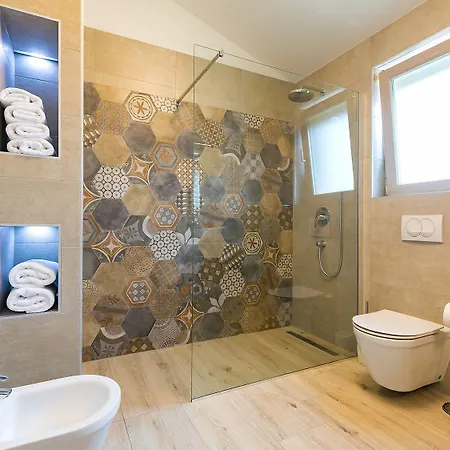 Traumhafte Mit Beheizbarem Privatpool, Outdoor-gym, Meerblick, In Umgebung Von Weinbergen Hébergement de vacances Vižinada